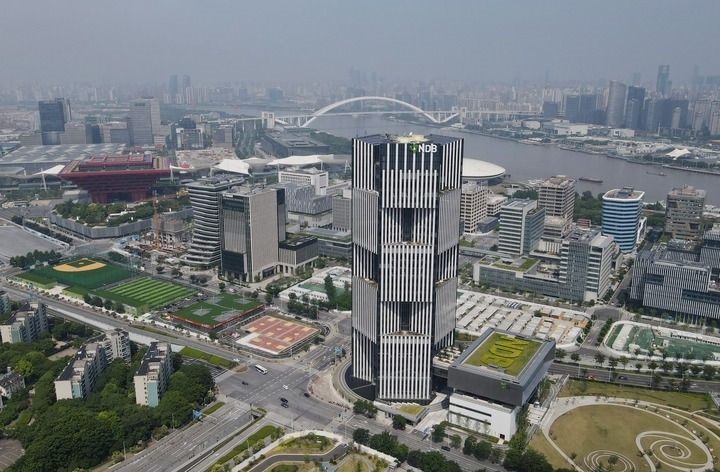 位于上海浦東新區(qū)世博園區(qū)的金磚國家新開發(fā)銀行總部大樓（2022年6月17日攝，無人機照片）。新華社記者 方喆 攝