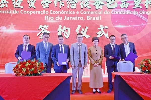 企業(yè)家在活動(dòng)現(xiàn)場(chǎng)參與項(xiàng)目簽約儀式。人民網(wǎng)記者 陳海琪攝