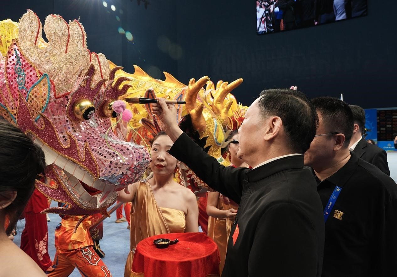 出席開賽儀式的領導及嘉賓共同為參賽龍獅隊點睛。（受訪者供圖）