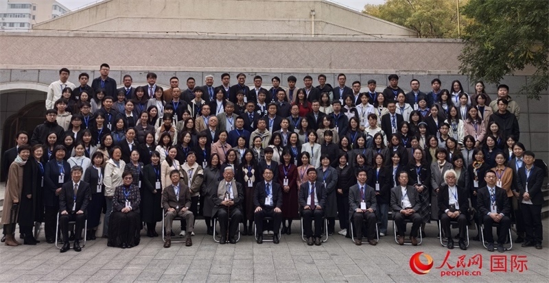 與會(huì)嘉賓合影留念。人民網(wǎng)記者 陳建軍攝