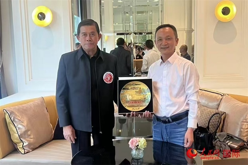 泰中友好協(xié)會會長、泰國前副總理功·塔帕朗西（左一）會見浙大團組一行。人民網(wǎng)記者 簡承淵攝