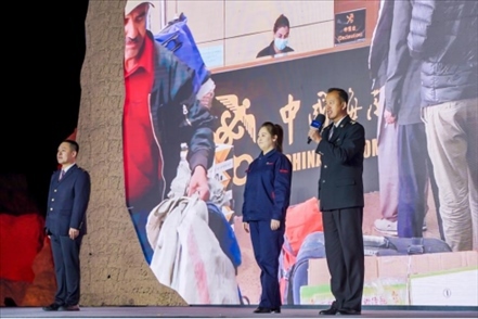 張曉波（右一）在“何以中國·五星出東方”網(wǎng)絡(luò)主題宣傳活動現(xiàn)場演講。人民視頻供圖