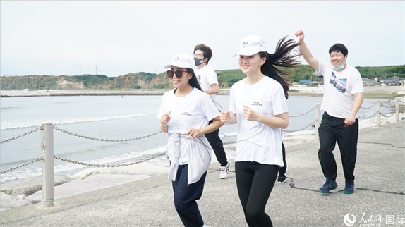 中日青年沿著海岸線奔跑前行。人民網(wǎng) 蔣曉辰攝