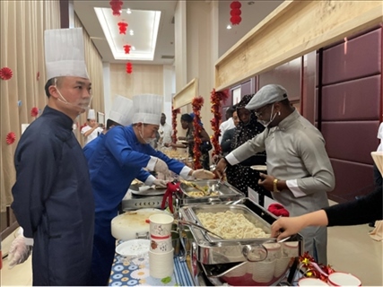 乍得友人品嘗中國(guó)美食煎餅。主辦方供圖