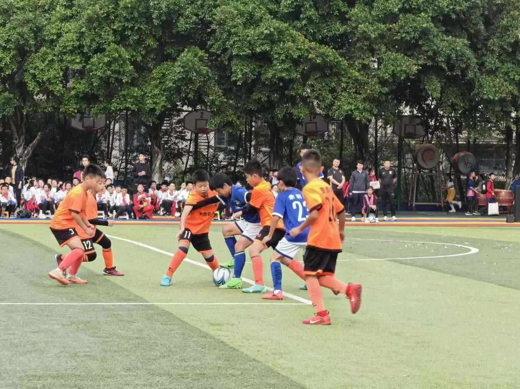 珊瑚魯能小學的學生們在進行足球比賽。 人民網(wǎng)記者 楊磊攝