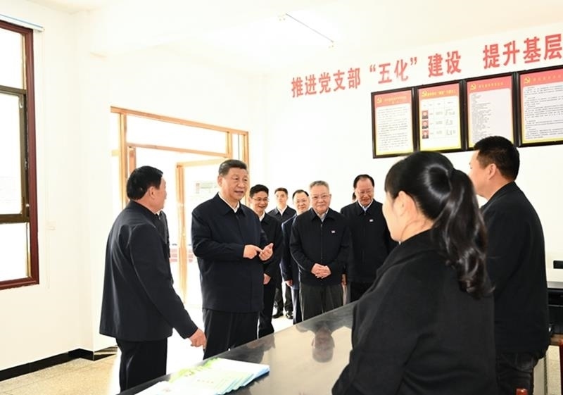 △2024年3月19日，習(xí)近平總書(shū)記在湖南省常德市鼎城區(qū)謝家鋪鎮(zhèn)港中坪村黨群服務(wù)中心了解當(dāng)?shù)貫榛鶎訙p負(fù)、提升基層治理效能等情況。
