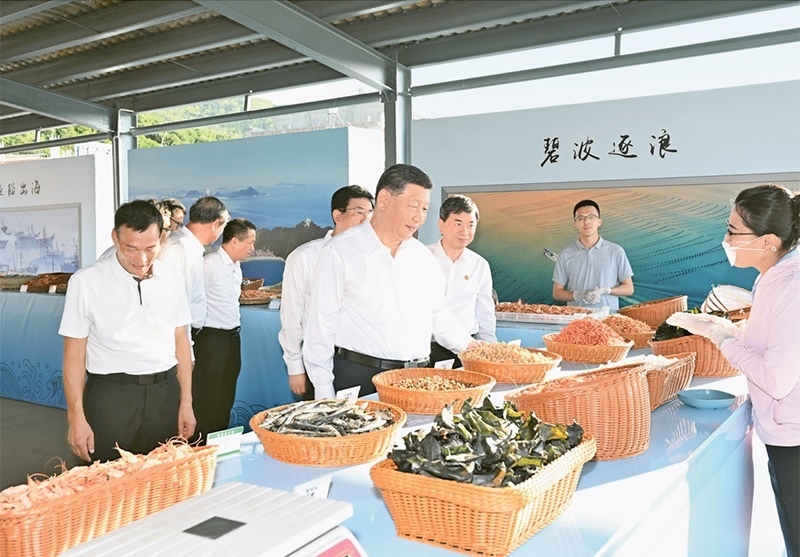 2024年10月15日至16日，中共中央總書記、國家主席、中央軍委主席習(xí)近平在福建考察。這是15日下午，習(xí)近平在漳州市東山縣陳城鎮(zhèn)澳角村考察時，了解海鮮干貨和漁獲產(chǎn)品交易情況。 新華社記者 謝環(huán)馳/攝