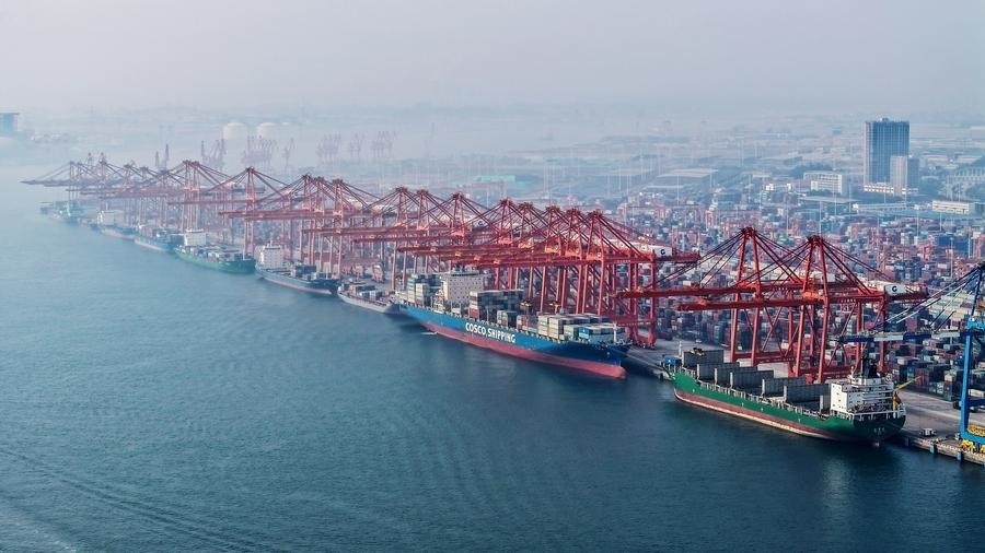 在廣西欽州港碼頭，多艘海輪在排隊卸貨（無人機(jī)照片，2024年3月28日攝）。新華社記者 張愛林 攝