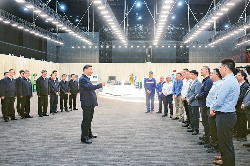 2024年10月17日至18日，中共中央總書記、國家主席、中央軍委主席習(xí)近平在安徽考察。這是17日下午，習(xí)近平在合肥濱湖科學(xué)城考察時，同現(xiàn)場科研人員和企業(yè)負(fù)責(zé)人親切交流。 新華社記者 鞠鵬/攝