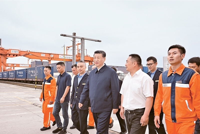 2024年4月22日至24日，中共中央總書記、國家主席、中央軍委主席習(xí)近平在重慶考察。這是22日下午，習(xí)近平在重慶國際物流樞紐園區(qū)重慶鐵路集裝箱中心站，同貨車司機(jī)、列車司機(jī)、裝卸工人、場站管理人員等親切交流。 新華社記者 岳月偉/攝