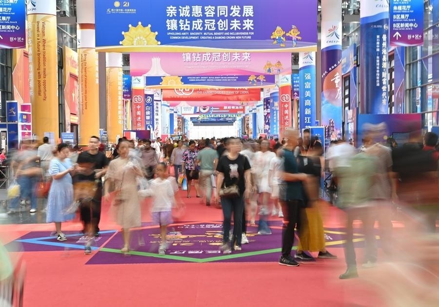 2024年9月28日，觀眾在廣西南寧市舉行的第21屆中國—東盟博覽會上參觀。新華社記者 周華 攝