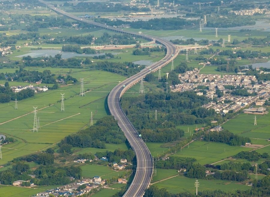俯瞰四川天府新區(qū)至邛崍高速公路一角（2024年7月2日攝，無人機(jī)照片）。新華社記者 江宏景 攝