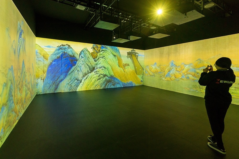 2019年1月29日，上海，市民在“千里江山圖科技藝術(shù)展”上參觀北宋名畫《千里江山圖》的AR全景展示并打卡拍照。