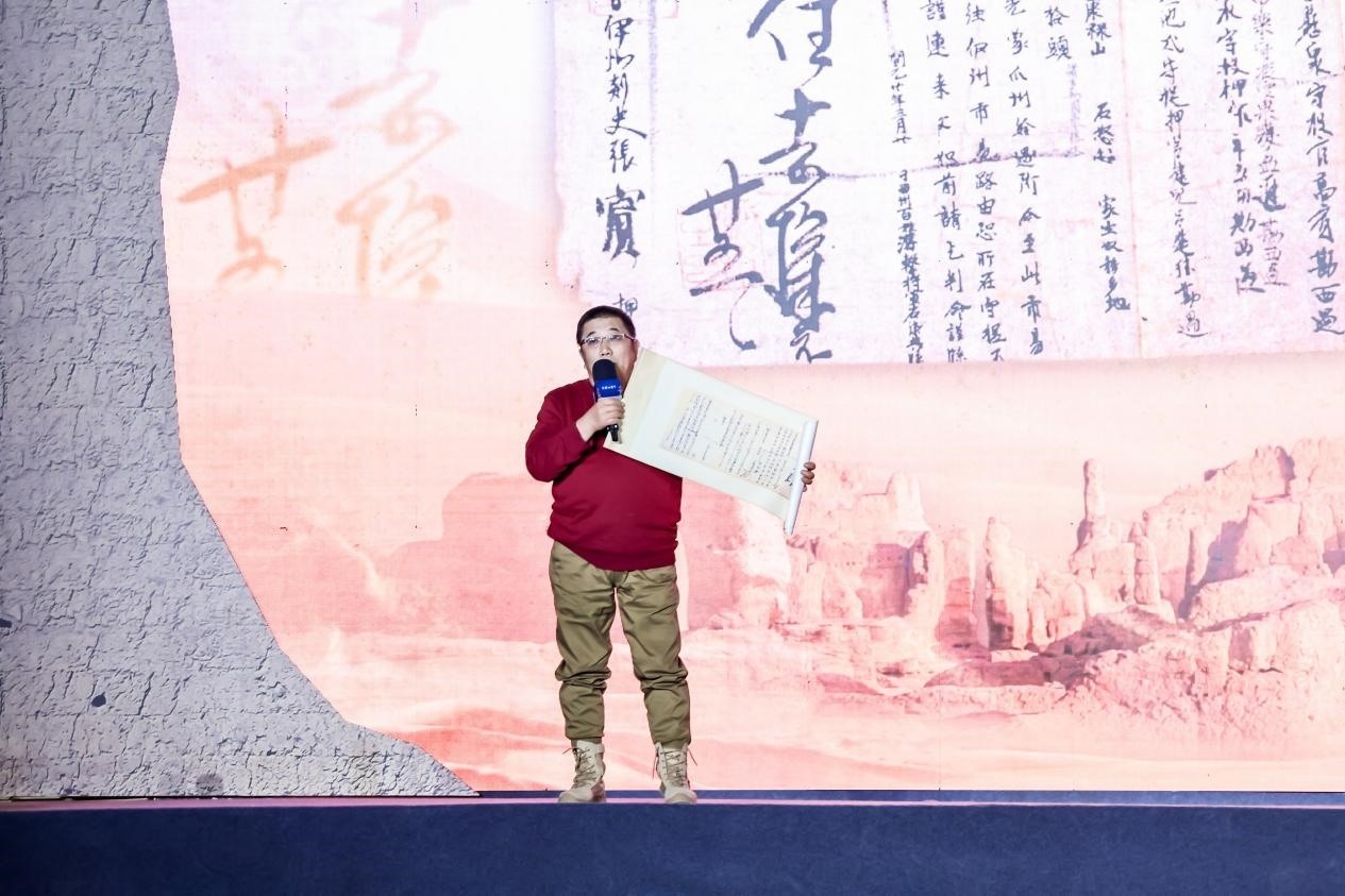 徐東良在“何以中國·五星出東方”網(wǎng)絡(luò)主題宣傳活動(dòng)現(xiàn)場演講。人民視頻供圖