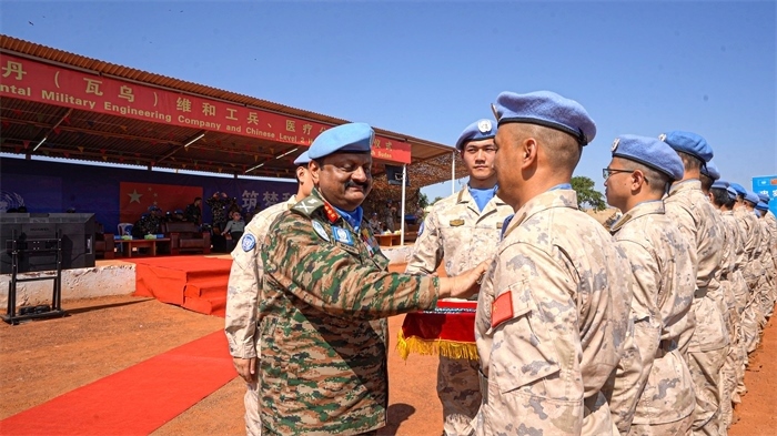 聯(lián)南蘇團(tuán)部隊司令莫漢中將為維和官兵授勛。秦貴君攝