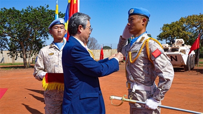 中國駐南蘇丹大使馬強(qiáng)為維和官兵授勛。謝坤攝