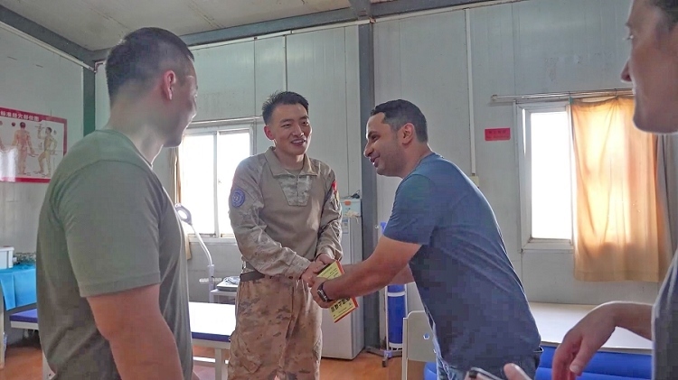 外國友人致謝。王軍杰攝