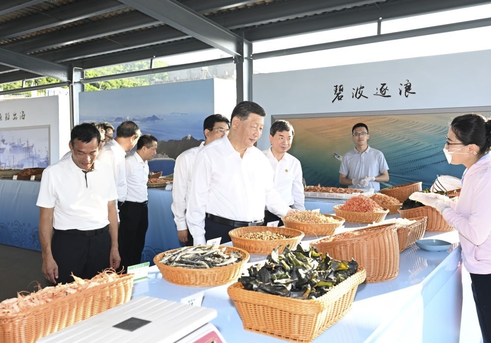 2024年10月15日，習(xí)近平在福建省漳州市東山縣陳城鎮(zhèn)澳角村考察時，了解海鮮干貨和漁獲產(chǎn)品交易情況。習(xí)近平指出：“村級黨組織要發(fā)揮火車頭作用，帶領(lǐng)鄉(xiāng)親們做好‘海’的文章，在鄉(xiāng)村振興、共同富裕的道路上一往無前?！? width=