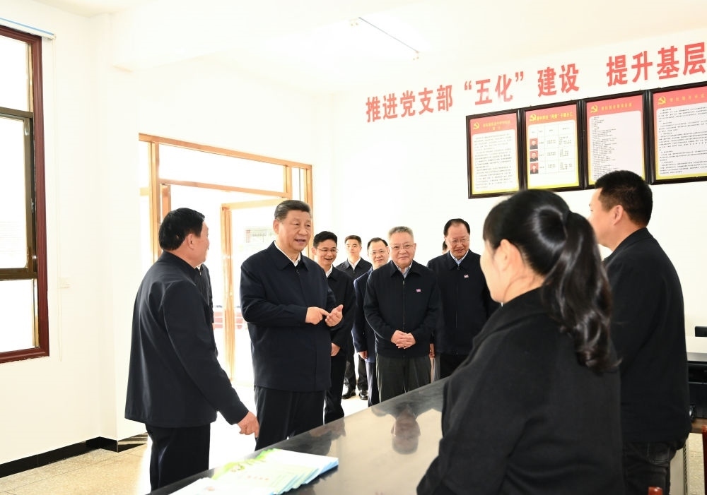 2024年3月19日，習(xí)近平在湖南省常德市鼎城區(qū)謝家鋪鎮(zhèn)港中坪村黨群服務(wù)中心了解當(dāng)?shù)貫榛鶎訙p負、提升基層治理效能等情況。他指出：“要堅決整治形式主義、官僚主義問題，精兵簡政，持之以恒抓好這項工作。”