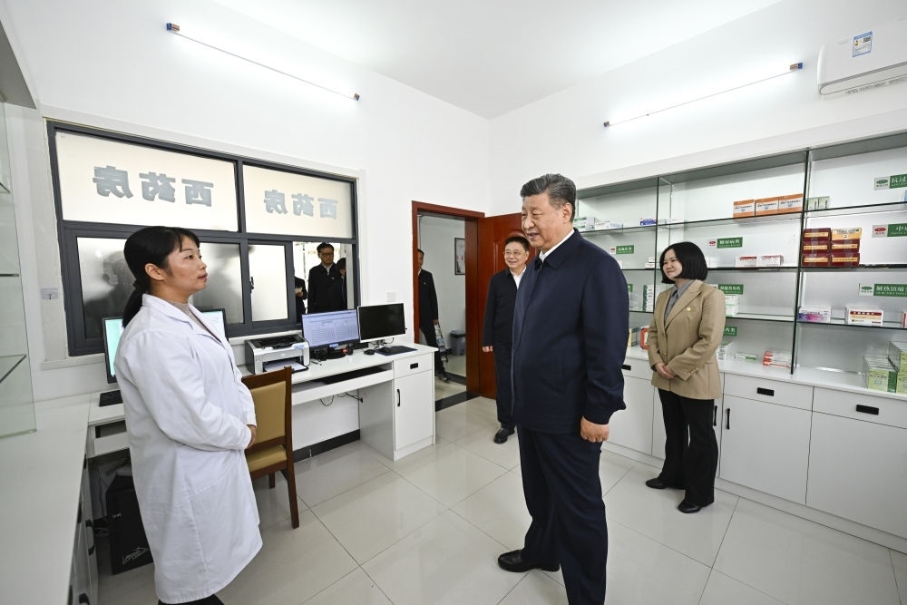 2024年11月5日，習(xí)近平在湖北省咸寧市嘉魚縣潘家灣鎮(zhèn)四邑村衛(wèi)生室考察。習(xí)近平指出：“要進一步加強黨建引領(lǐng)，抓住‘一老一小’這個重點，更加精準有效地為群眾排憂解難?！? width=