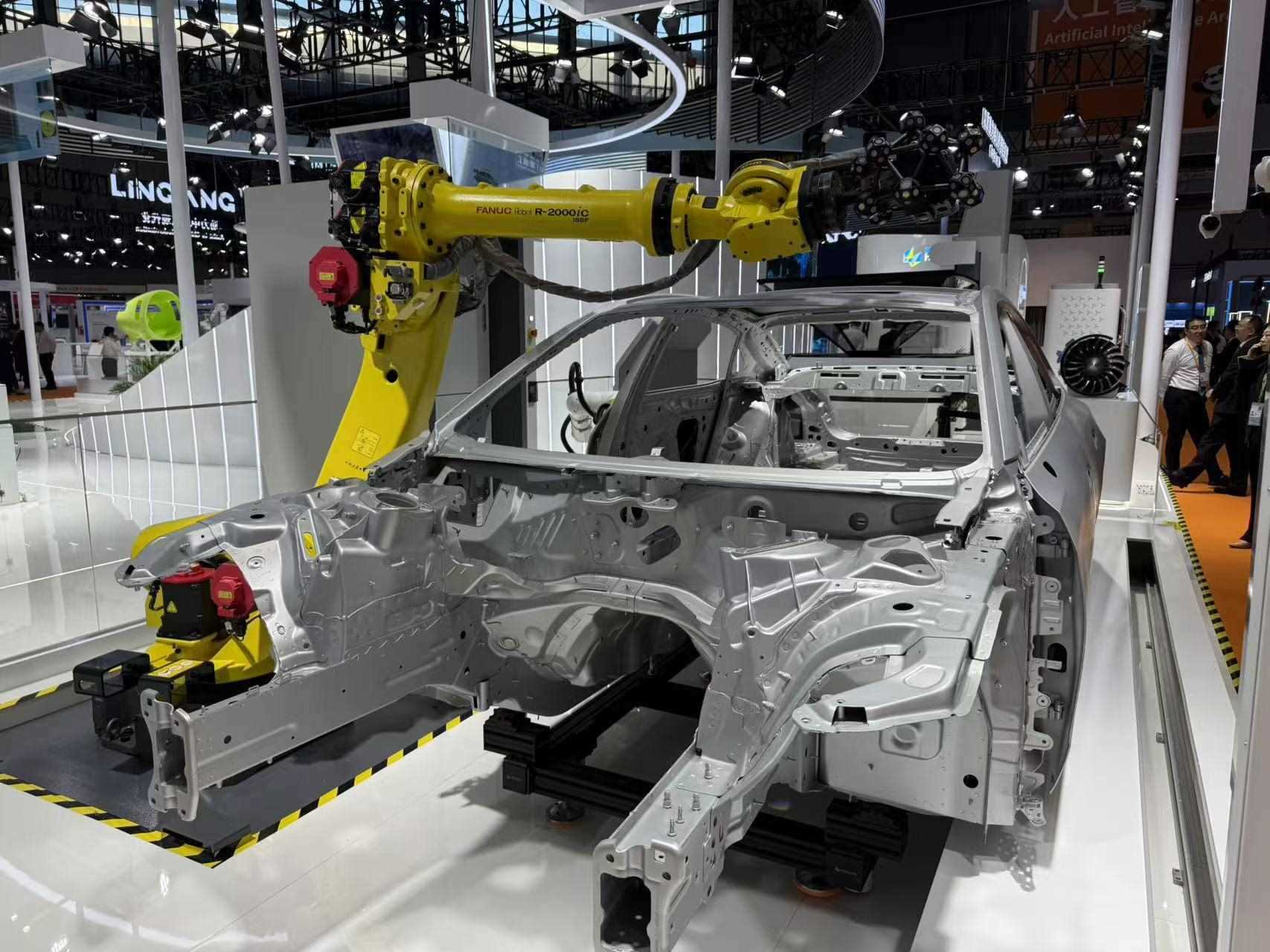 在汽車制造展區(qū)，高精度智能檢測裝備正在模擬檢測汽車車身。人民網(wǎng)記者 王仁宏攝