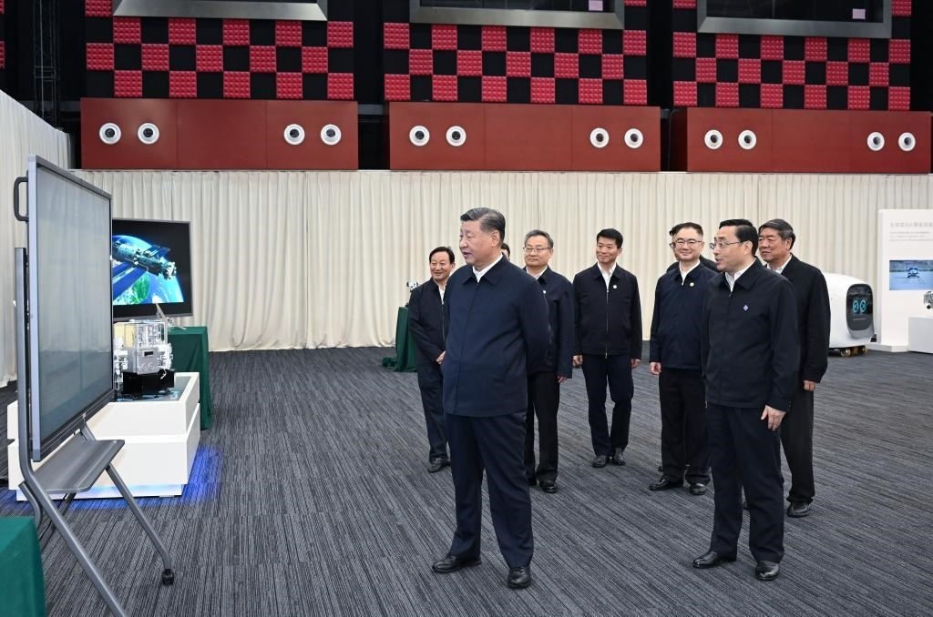 2024年10月17日，習近平總書記在合肥濱湖科學城察看安徽省重大科技創(chuàng)新成果集中展示。新華社記者 謝環(huán)馳 攝