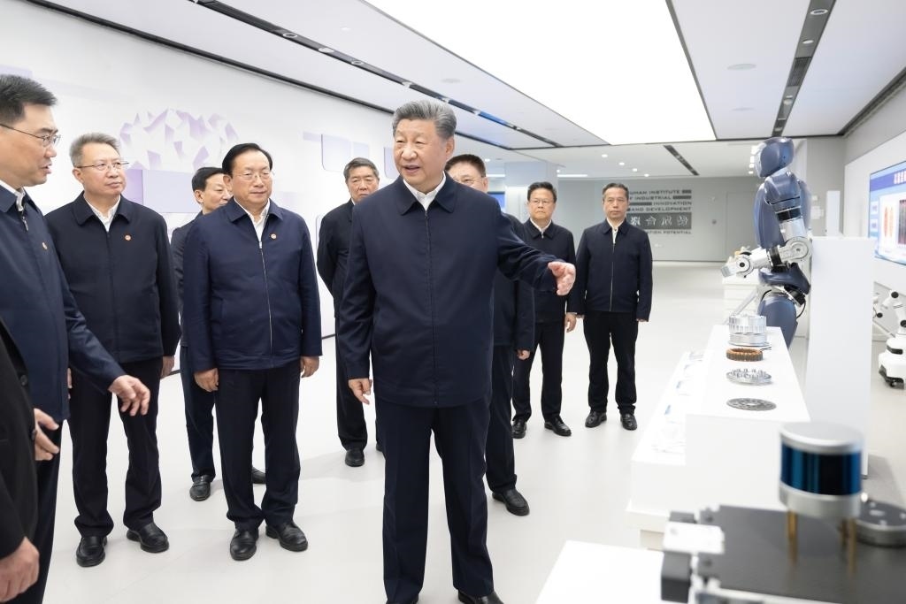 2024年11月5日，習近平總書記在武漢產(chǎn)業(yè)創(chuàng)新發(fā)展研究院考察。新華社記者 鞠鵬 攝