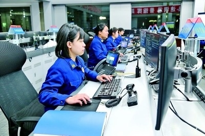  廣東省廣州市消防救援支隊(duì)指揮中心的接警調(diào)度員24小時(shí)待命。圖片由國(guó)家消防救援局提供