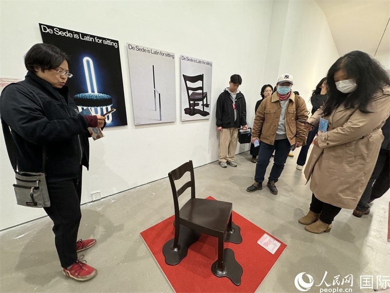11月8日，觀眾在“瑞士經(jīng)典設(shè)計展”作品前駐足欣賞。（人民網(wǎng) 謝瑩攝） 