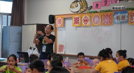剪紙教學(xué)。主辦方供圖