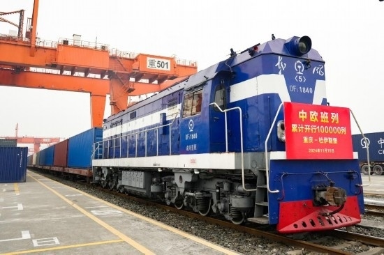 11月15日，X8083次中歐班列（重慶—杜伊斯堡）等待發(fā)車。新華社記者 張子彧 攝