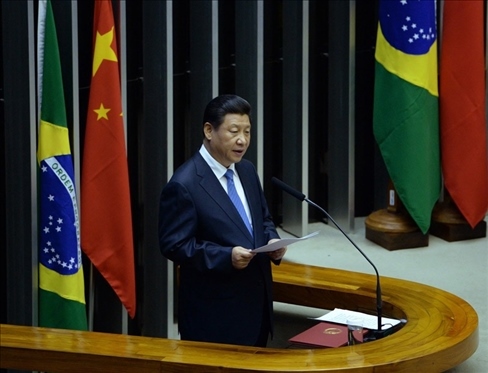 2014年7月16日，國家主席習(xí)近平在巴西國會(huì)發(fā)表《弘揚(yáng)傳統(tǒng)友好共譜合作新篇》的演講。 新華社記者 劉建生 攝