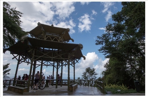 在巴西里約熱內(nèi)盧市內(nèi)的蒂茹卡國家森林公園里，有一座風(fēng)光獨(dú)一無二的觀景臺，名為“中國亭”，是為紀(jì)念曾經(jīng)在這里種植茶葉的中國茶農(nóng)而修建，如今已成為當(dāng)?shù)氐闹坝^。（圖源：新華社）