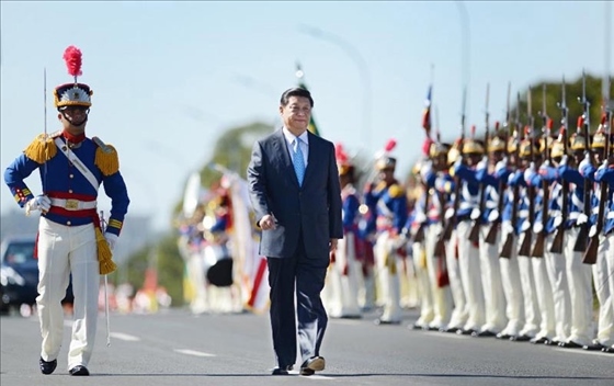 當(dāng)?shù)貢r(shí)間2014年7月17日，國家主席習(xí)近平在巴西利亞出席時(shí)任巴西總統(tǒng)舉行的歡迎儀式。 新華社記者謝環(huán)馳攝