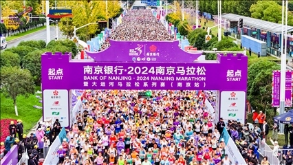 比賽選手沖出起點。賽事組委會供圖