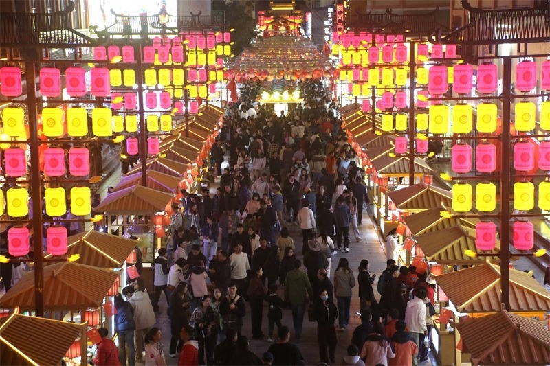 敦煌夜市。敦煌市委宣傳部供圖，張曉亮攝