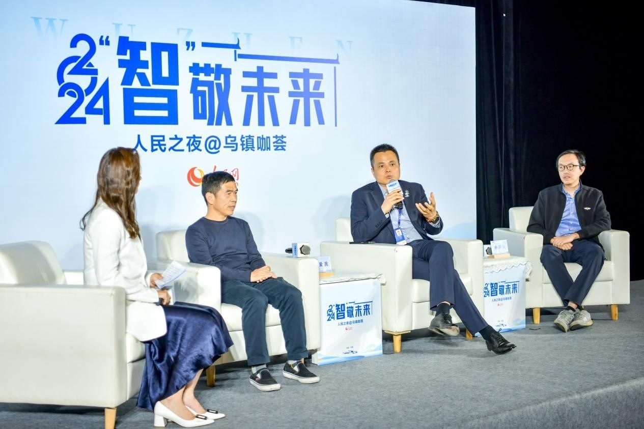 在對(duì)話環(huán)節(jié)，之江實(shí)驗(yàn)室高級(jí)研究專家潘愛民、伏羲智庫(kù)創(chuàng)始人李曉東、麒麟軟件副總經(jīng)理李震寧探討“‘百模大戰(zhàn)’將卷向何方”。人民網(wǎng)記者 任峰濤攝