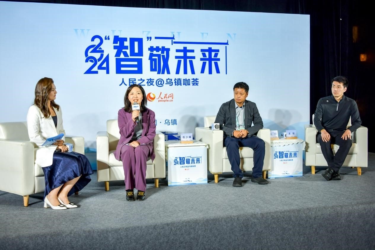 在對(duì)話環(huán)節(jié)，趣丸科技總編輯、副總裁任少峰，星云智慧機(jī)器人CEO李明，可之教育大模型創(chuàng)始人王冠討論“人工智能如何惠及大眾”。人民網(wǎng)記者 任峰濤攝