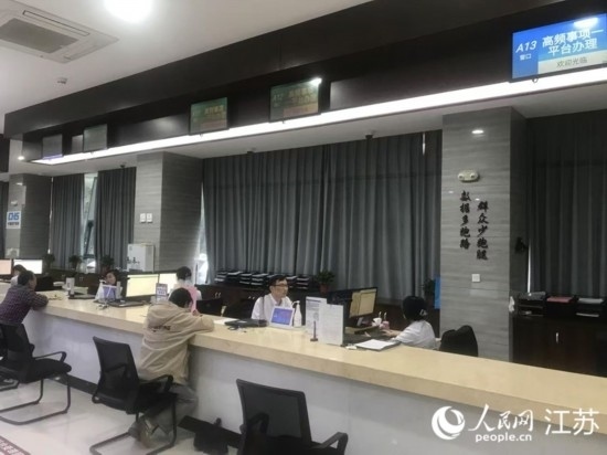 像這樣的“高頻事項(xiàng)一平臺(tái)”辦理專窗，正在江蘇各地基層便民服務(wù)中心鋪開。人民網(wǎng) 俞楊攝