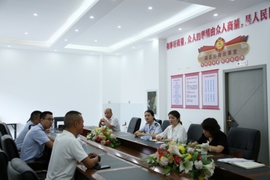 榕江縣稅務(wù)局在園區(qū)協(xié)商議事室協(xié)調(diào)解決企業(yè)訴求。黔東南州稅務(wù)局供圖