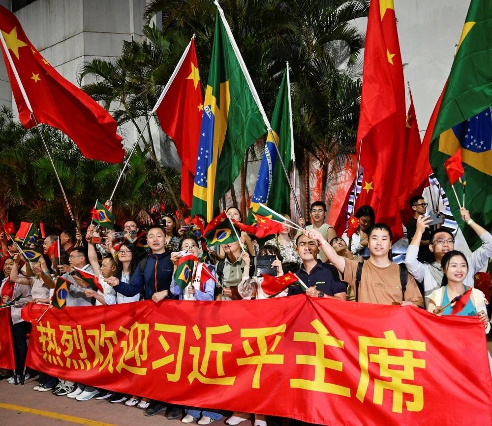  2024年11月，習近平主席在巴西里約熱內(nèi)盧出席二十國集團領導人第十九次峰會期間，里約熱內(nèi)盧街頭熱情的歡迎人群。