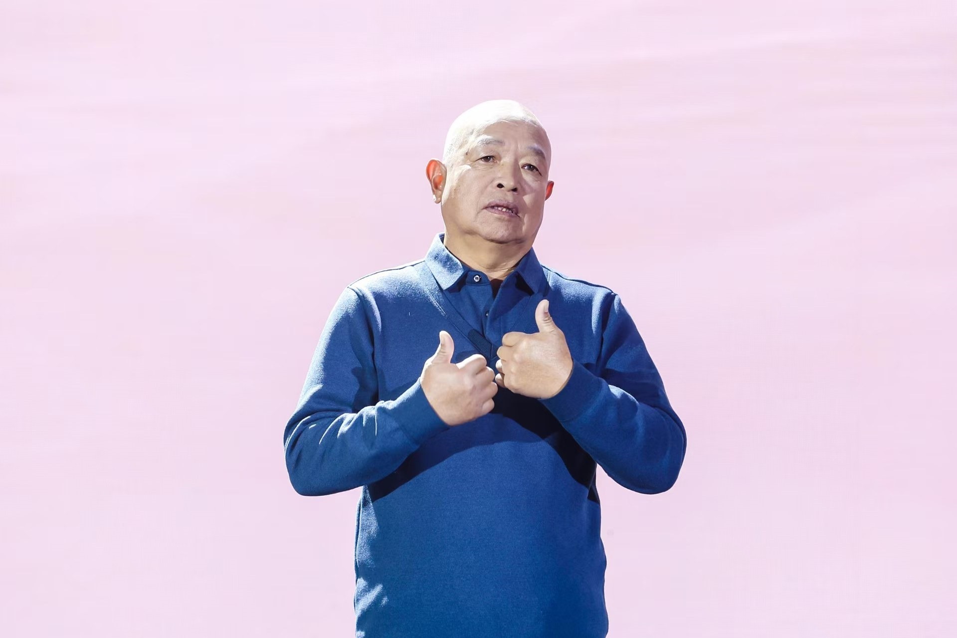 “山東好人”、煙臺(tái)市無(wú)聲洗車場(chǎng)經(jīng)理柳興濤。人民視頻供圖。