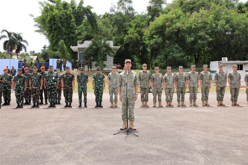 中方參演部隊指揮員在印尼方舉行的歡迎儀式上致辭。龔勝祥 攝