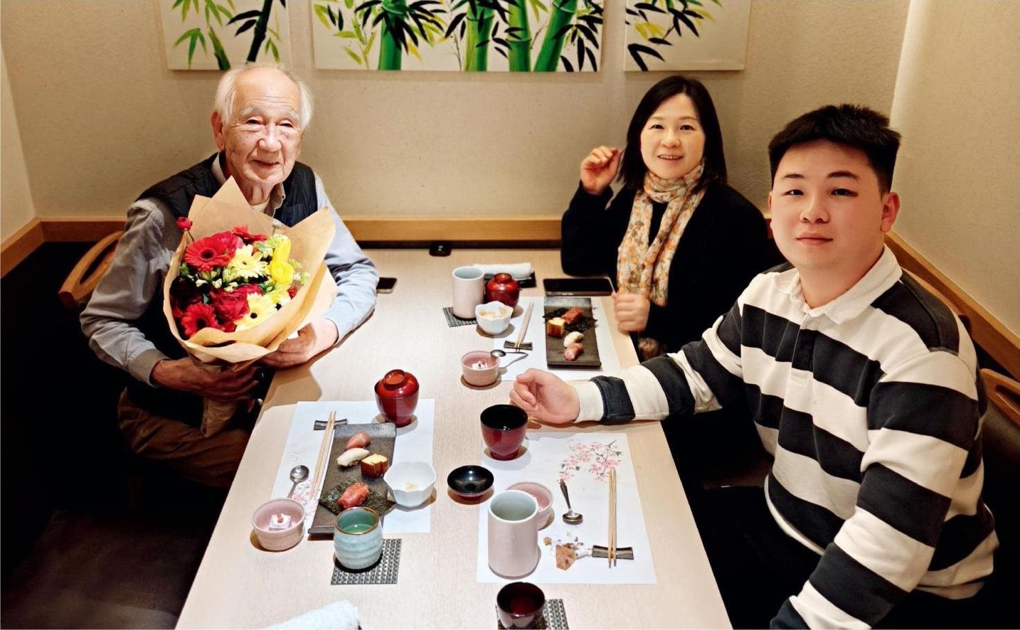 佐佐木俊一與彭林（中）、彭俊霖（右）在一起。