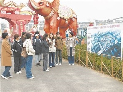 圖為南開(kāi)大學(xué)“文旅融合創(chuàng)新與實(shí)踐”微專(zhuān)業(yè)學(xué)生正在調(diào)研。受訪者供圖