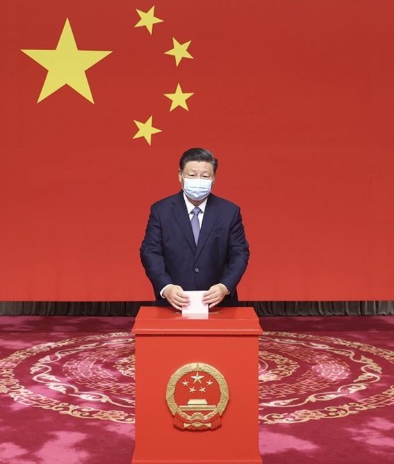 2021年11月5日，習(xí)近平在北京市西城區(qū)中南海選區(qū)懷仁堂投票站參加區(qū)人大代表選舉投票。