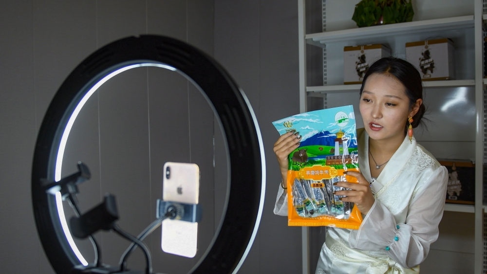 9月24日，果洛藏貢麻村村民多杰吉在進行網絡帶貨直播。（潘彬彬 攝）