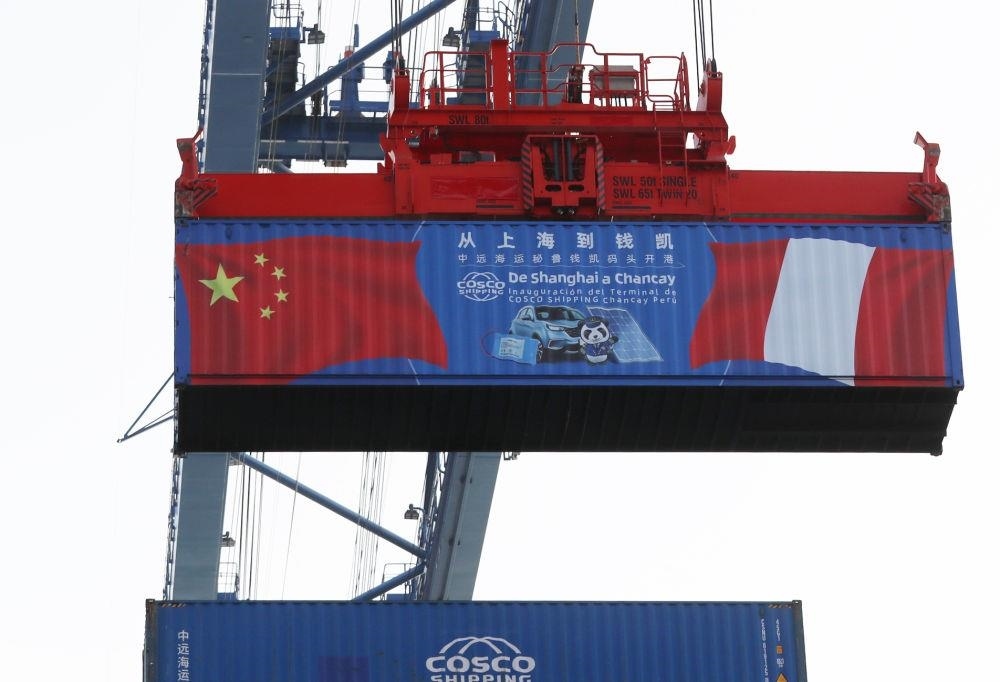 2024年11月14日，在秘魯首都利馬以北的錢凱港，岸邊智能化設(shè)備吊裝集裝箱。