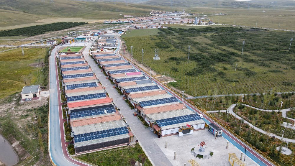 圖為9月24日拍攝的青海省海北藏族自治州剛察縣沙柳河鎮(zhèn)果洛藏貢麻村。（無人機照片）（潘彬彬 攝）