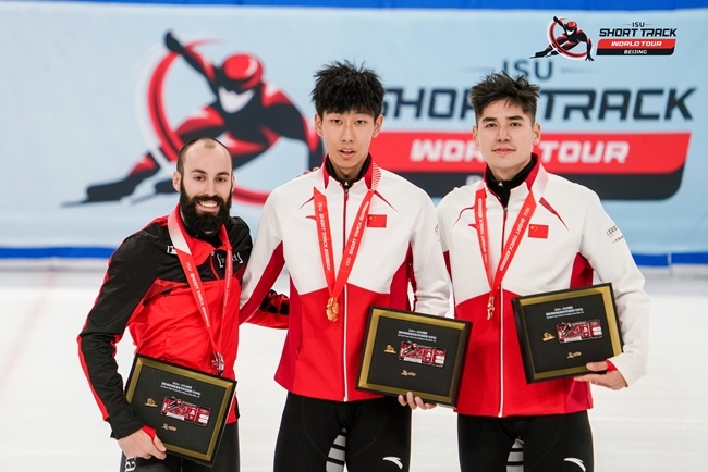 男子500米頒獎(jiǎng)儀式，中國(guó)選手孫龍(中)奪得冠軍，加拿大選手杜博伊斯(左)獲得亞軍，中國(guó)選手劉少昂獲得季軍。賽事組委會(huì)供圖